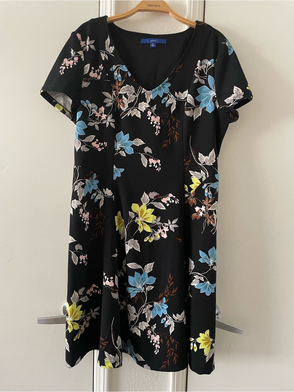 Apt. 9® Short Sleeve V-Neck Dress - Picture 2 of 3